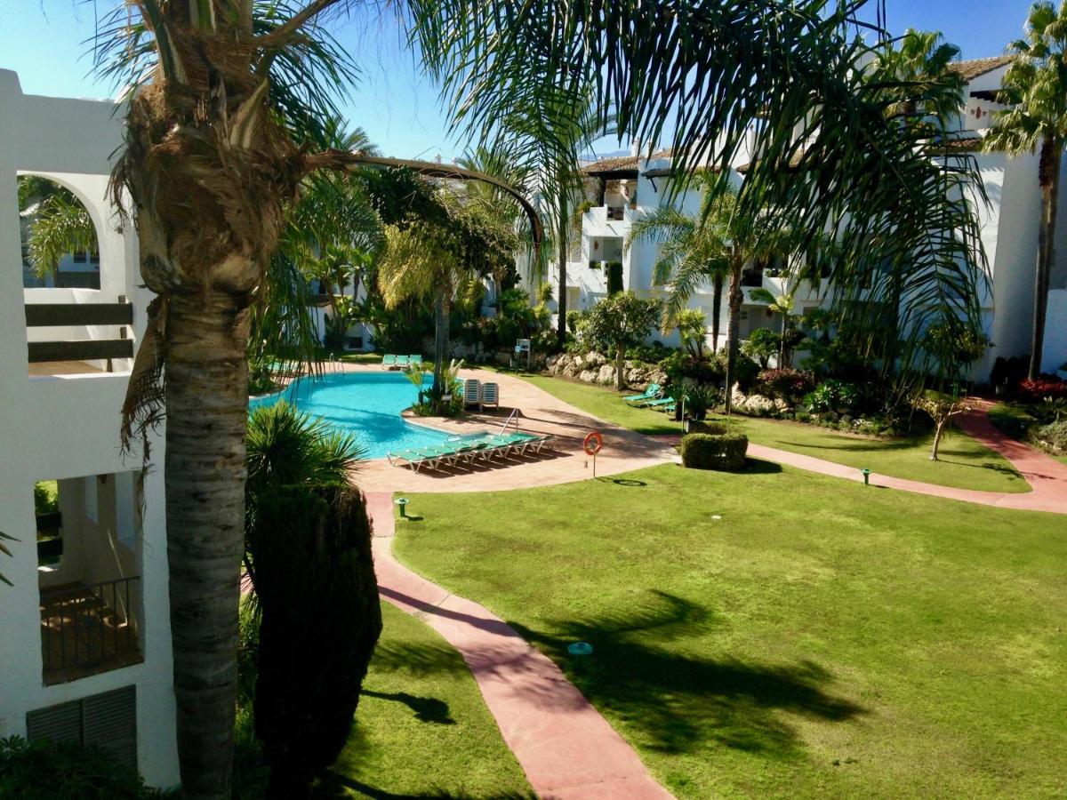 Exceptional Beachfront Complex With Pool In Costalita, Estepona Exterior foto